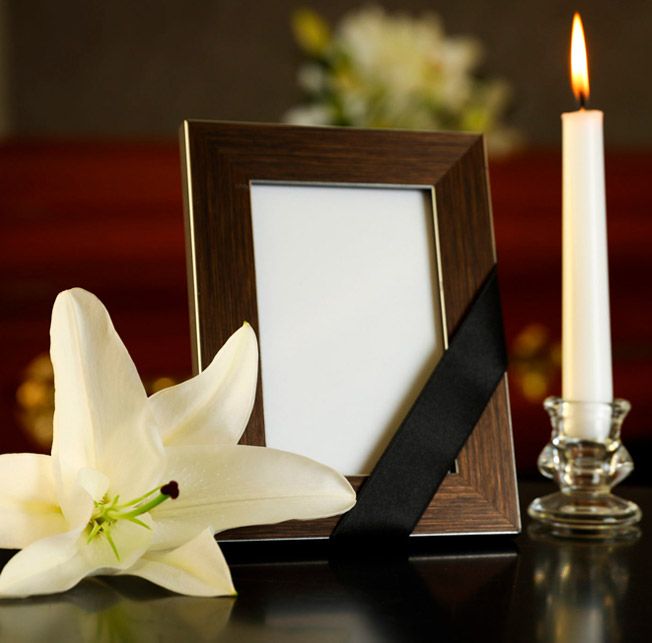 Funeraria Ramón Vivó flor y velas